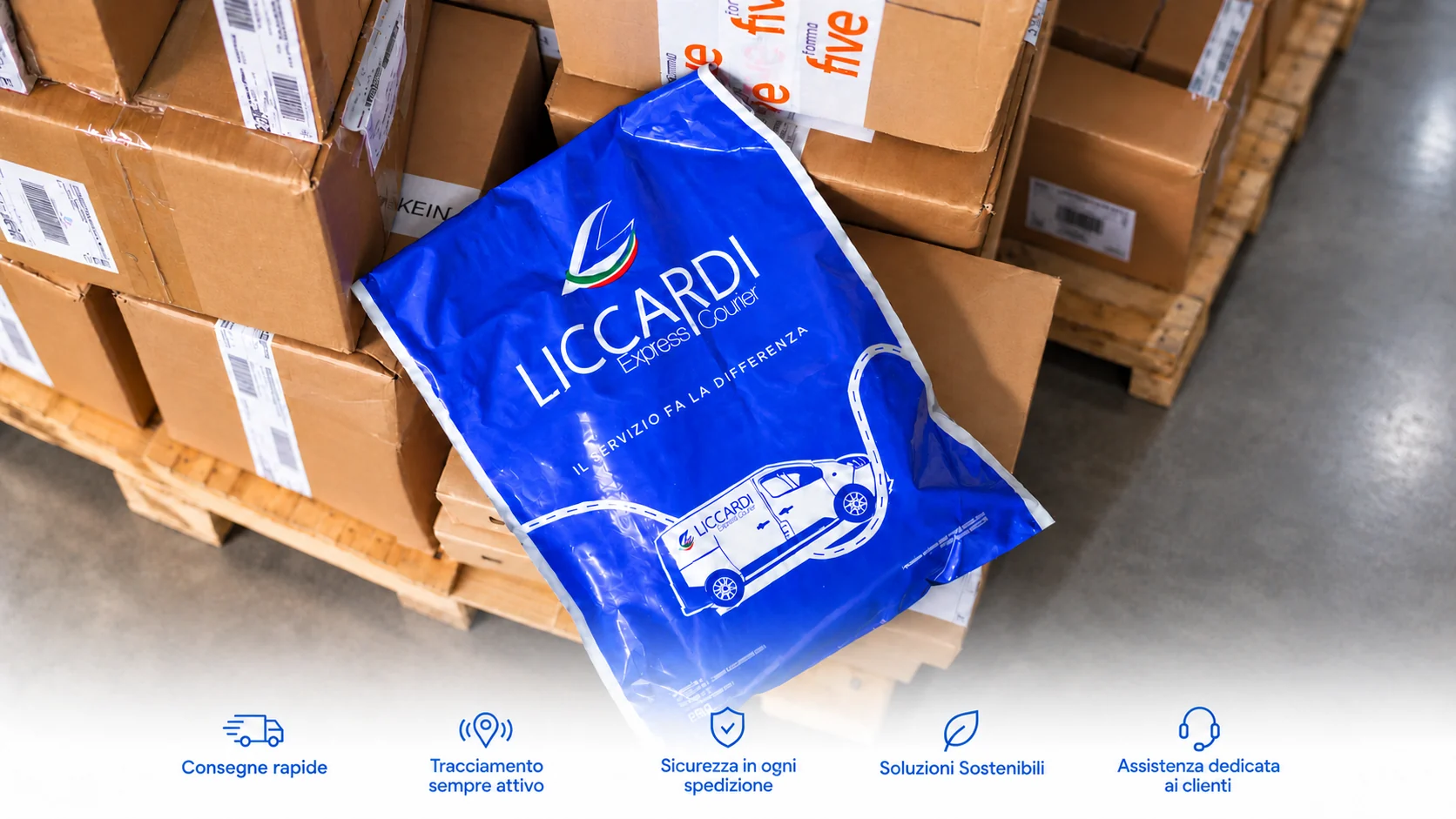 Busta blu Liccardi Express Courier con la scritta &laquo;Il servizio fa la differenza&raquo;, appoggiata sui colli pronti per la consegna